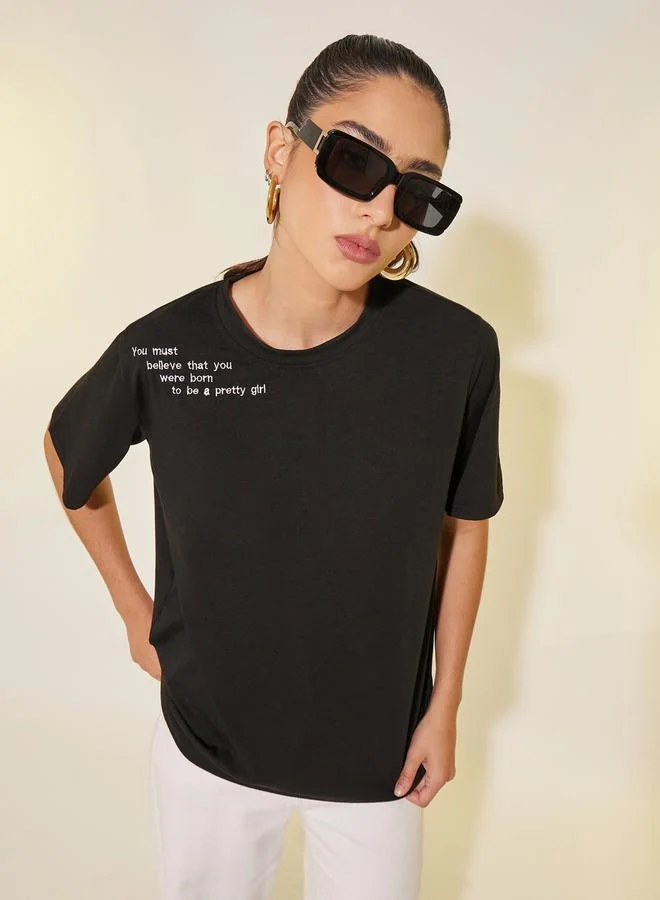 تايك تو تيشيرت بأكمام قصيرة ورقبة دائرية مطرز